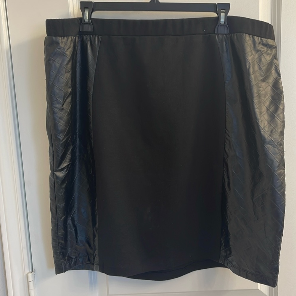 Black miniskirt with leather accents size 2X